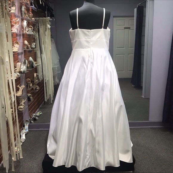 Lia Mia - Style 5425 - Size 24 - Ivory - Picture 2 of 4